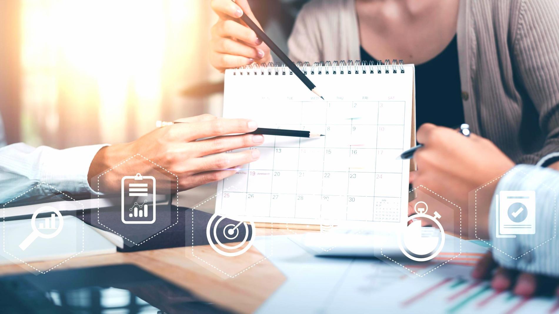 Participant collaborant sur un projet de groupe lors d'une session pratique